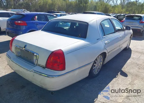 2003 Lincoln Town Car Signature z USA, uszkodzony, nr VIN 1LNHM82W33Y694322